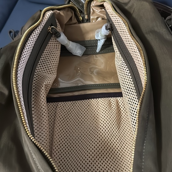 Caraa Olive green Convertible Duffel Bag with Leather Trim and Structured Design - Picture 3 of 7